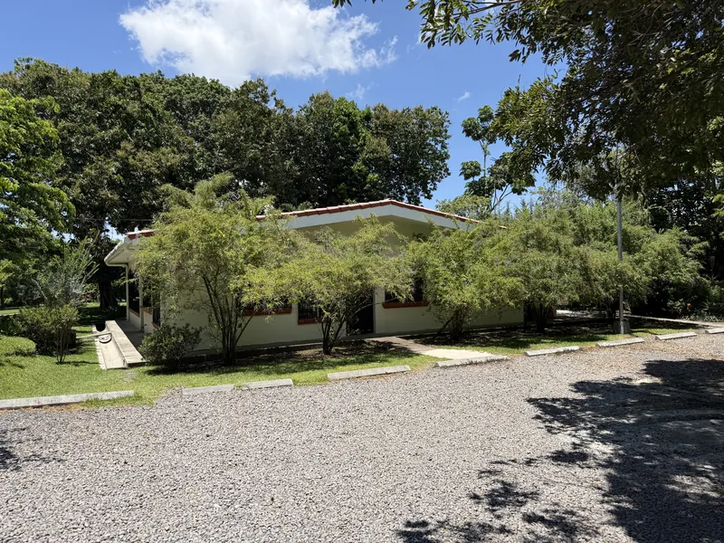Parqueo dentro de las instalaciones de la Parroquia Nuestra Señora de las Gracias, Onuva