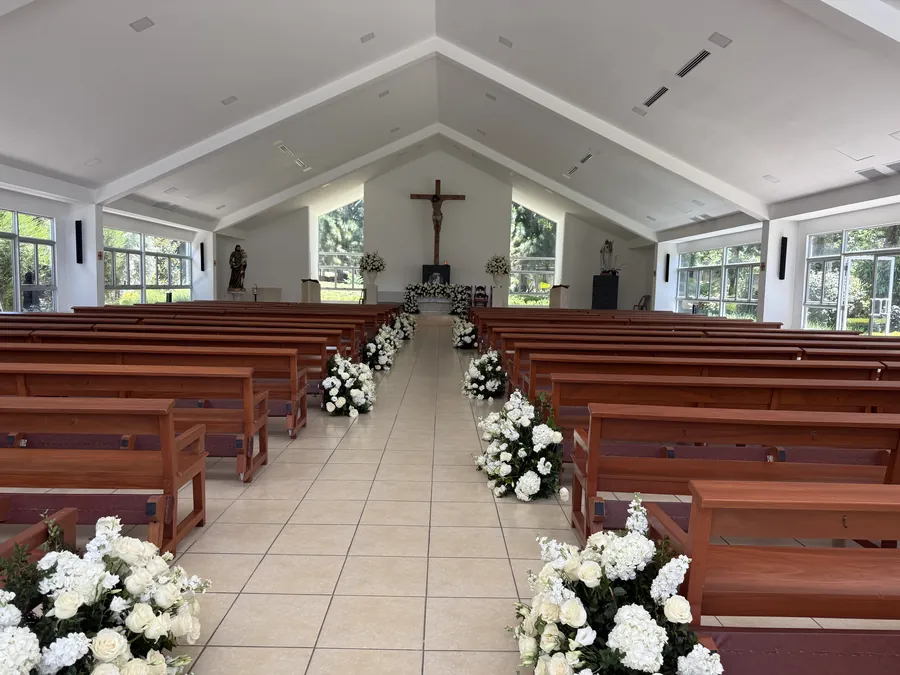 Interior del templo grande de la Parroquia Nuestra Señora de las Gracias, Onuva, decorado con flores blancas para una boda